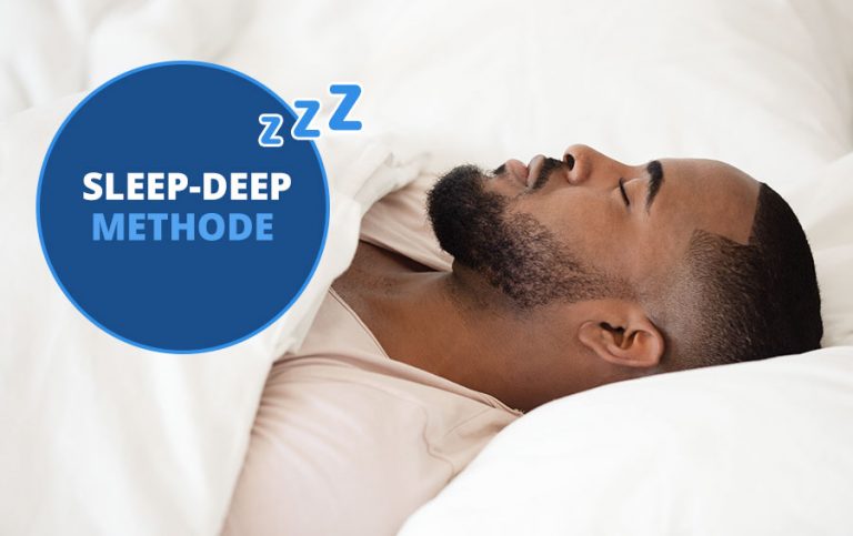 Mann liegt im Bett und schläft neben Banner zur Sleep-Deep Methode